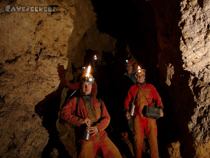 Franzosenloch H: Gruppenbild mit Blitz. Maccioni stört.