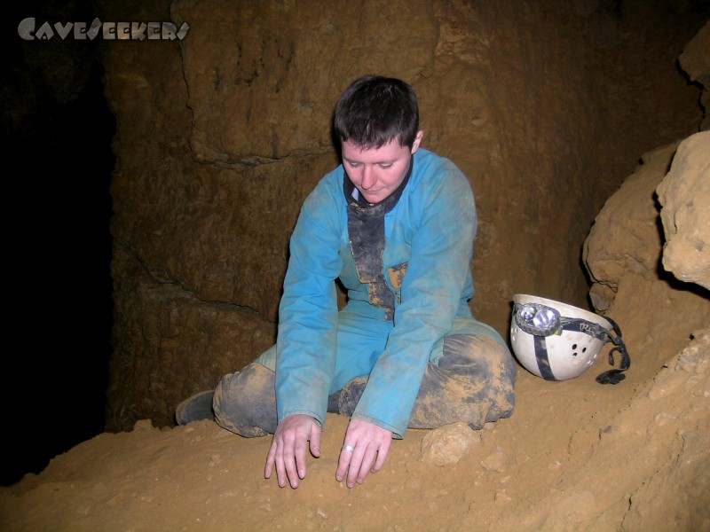 Franzosenloch H: Frau Heidenreich in Konzentrationsphase.