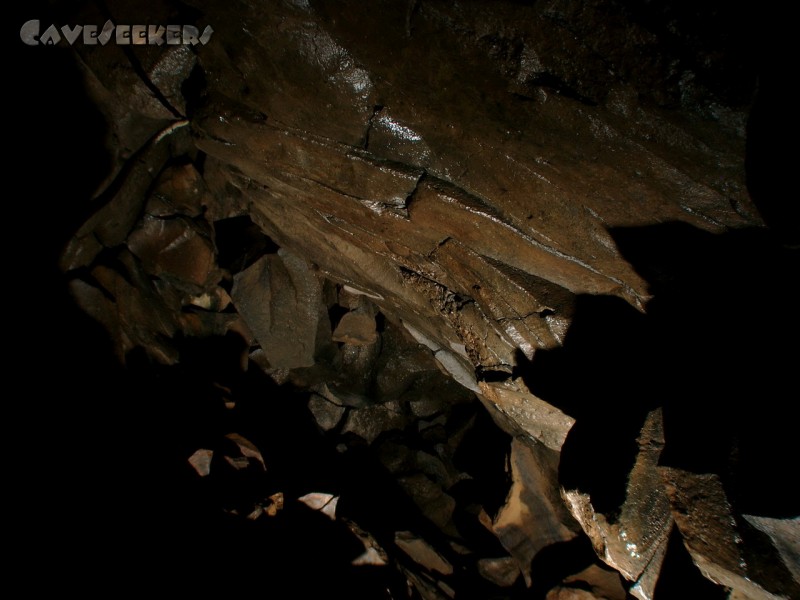 Frauenhöhle: Blick nach oben: Basalt.