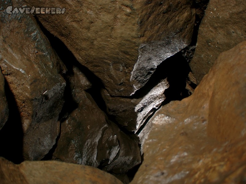 Frauenhöhle: Hier könnte man eine Basaltsäule vermuten. Man vermutet aber falsch.