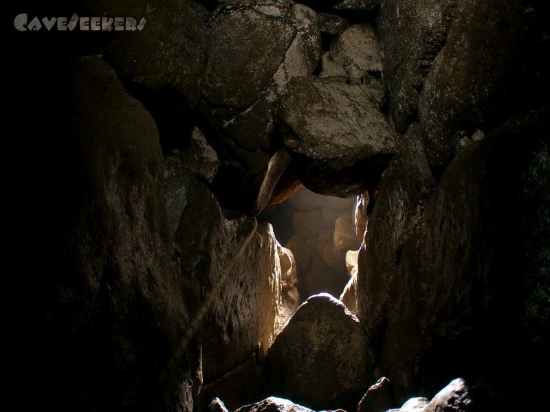 Frauenhöhle: Loch im Boden von unten.