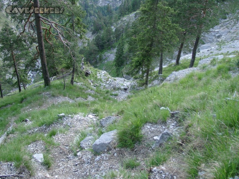 Frickenhöhle: Überm Höhleneingang, links im Tal der Kuhfluchtgraben.