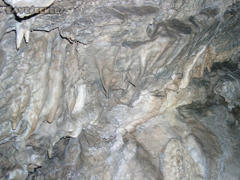 Frickenhöhle: Schon bald säumen Versinterungen den Weg...