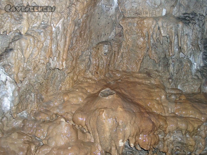 Frickenhöhle: Roter Sinter.