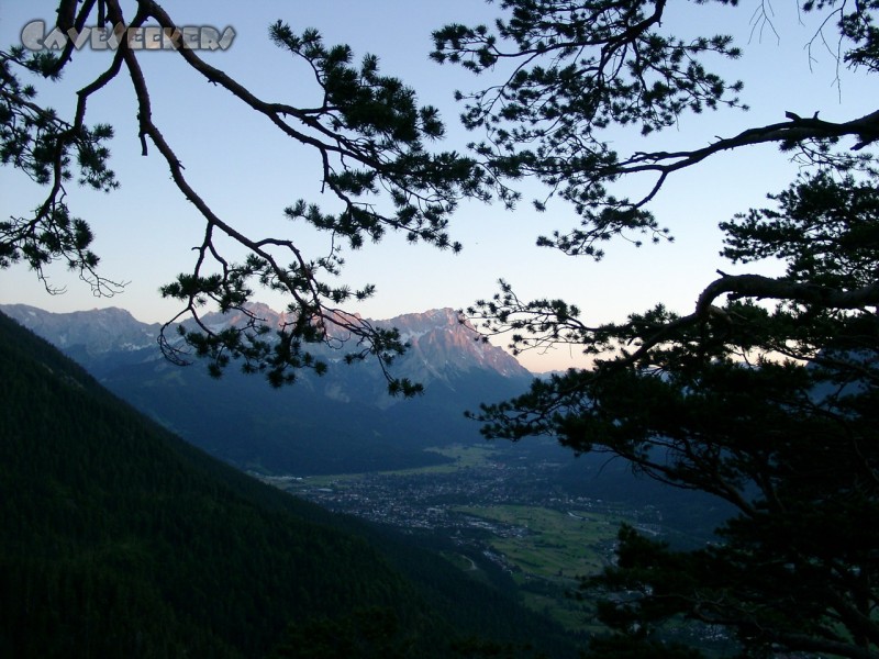 Frickenhöhle: Abentlicher Blick vom Weg zur Frickenhöhle gen Wetterstein beim Abstieg.