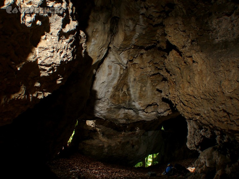 Geiskirche: Schön zu erkennen: Mehrere Eingänge. In bodennähe - aber auch an der decke. Der Fotograf hat die Sonne im Rücken - welche durch einen Spalt ins Höhleninnere dringt.