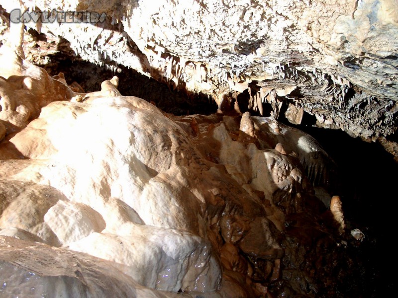 Geißberghöhle: Schneeweiss versintert.