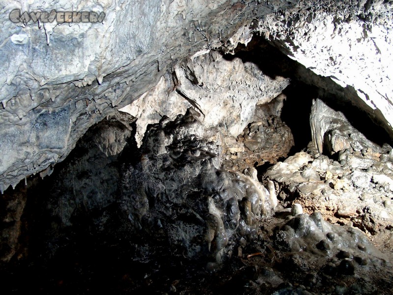 Geißberghöhle: Umso nÃ¤her man dem Eingang kommt, umso schwÃ¤rzer werden die Versinterungen.