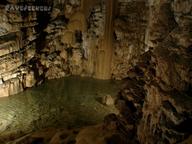 Gouffre De La Baume Des Cretes: Am Ende der großen Halle: Kleiner Wasserfall mit Wasserbecken.