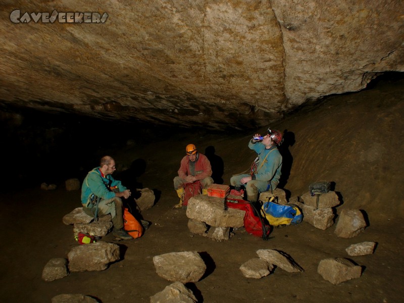 Gouffre De La Baume Des Cretes: Hier kann das vom Fotografieren ausgelaugte CaveSeeker in angenehmer Umgebung seinen wohlverdienten Red Bull zu sich nehmen.