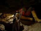 Gouffre De La Baume Des Cretes - Sehr selten - daher sogar von unangenehmer Position aus fotografiert: Die Angst des CaveSeekers führt nur selten dazu, dass dieser Seile verwendet. Und wenn, dann werden diese nur sehr nachlässig irgendwo angebunden. In diesem Fall jedoch wurde zum Überwinden eines 2 Meter Schächtleins alles in die Schale geworfen, was an seiltechnischem Wissen vorhanden war. Sogar Hintersichert.