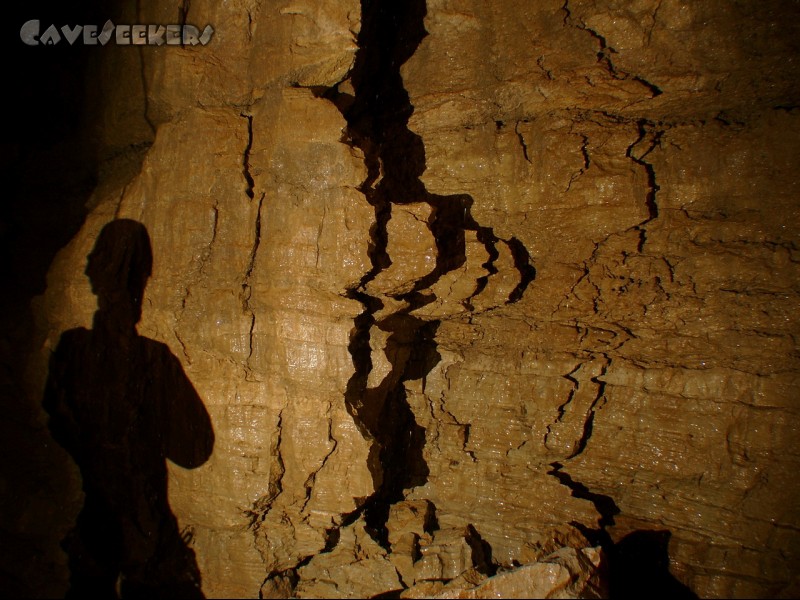 Gouffre De La Baume Des Cretes: Welcher Körper schuf nur diesen Schatten?