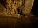 Gouffre De La Baume Des Cretes - Ein Tropfstein steht im Tümpel - ganz still und stumm. Die UNESCO schickt bereits Hilfstruppen.