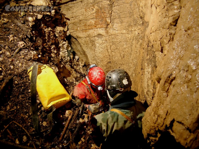 Gouffre de la Grande Baume: Wühlen im Dreck. Aber mit Apple am Helm.