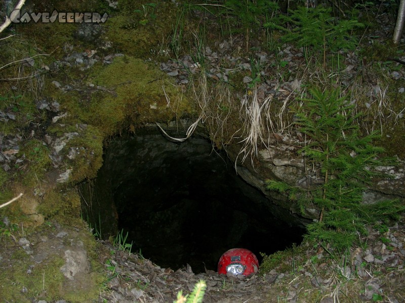 Große Heroldsreuther Höhle: Der Einstieg. Mit Helm.