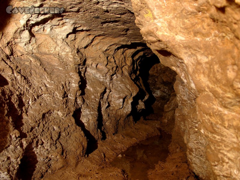 Große Heroldsreuther Höhle: Hier kann der klebrige Charakter des Lochs bereits erahnt werden.