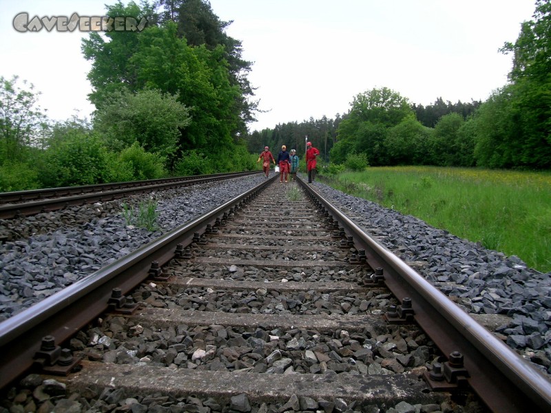 Große Heroldsreuther Höhle: Dann wird zum Loch marschiert.