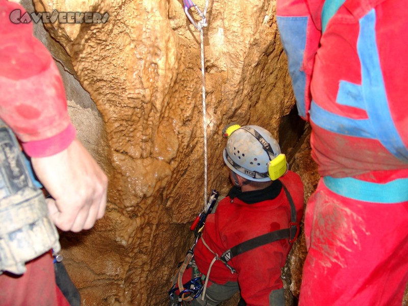 Große Spielberghöhle: In der Bildmitte: Jemand der 3 Sekunden vorher angekündigt hat, seinen Müller zu machen. Wir gehen mal in den Verzweiflungsschacht zum üben...