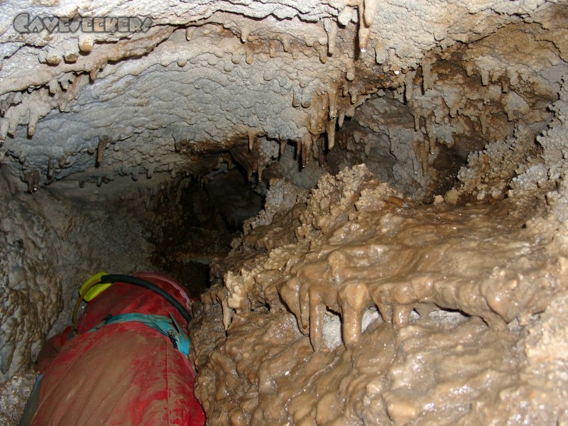 Große Spielberghöhle: Unberührt plus Fitzner. Sich vorsichtig vorbeidrückend.