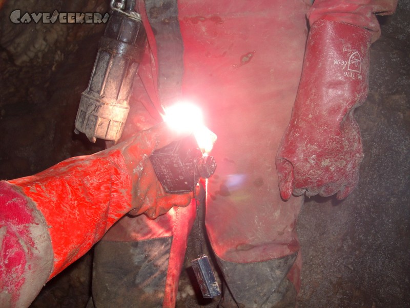 Große Spielberghöhle: Kameradenhilfe: Elektrischer Hodenwärmer.