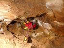 Große Spielberghöhle - Grinse-Fitzner, mit dem Sack voran, hängend an der dritten Abseilstelle.