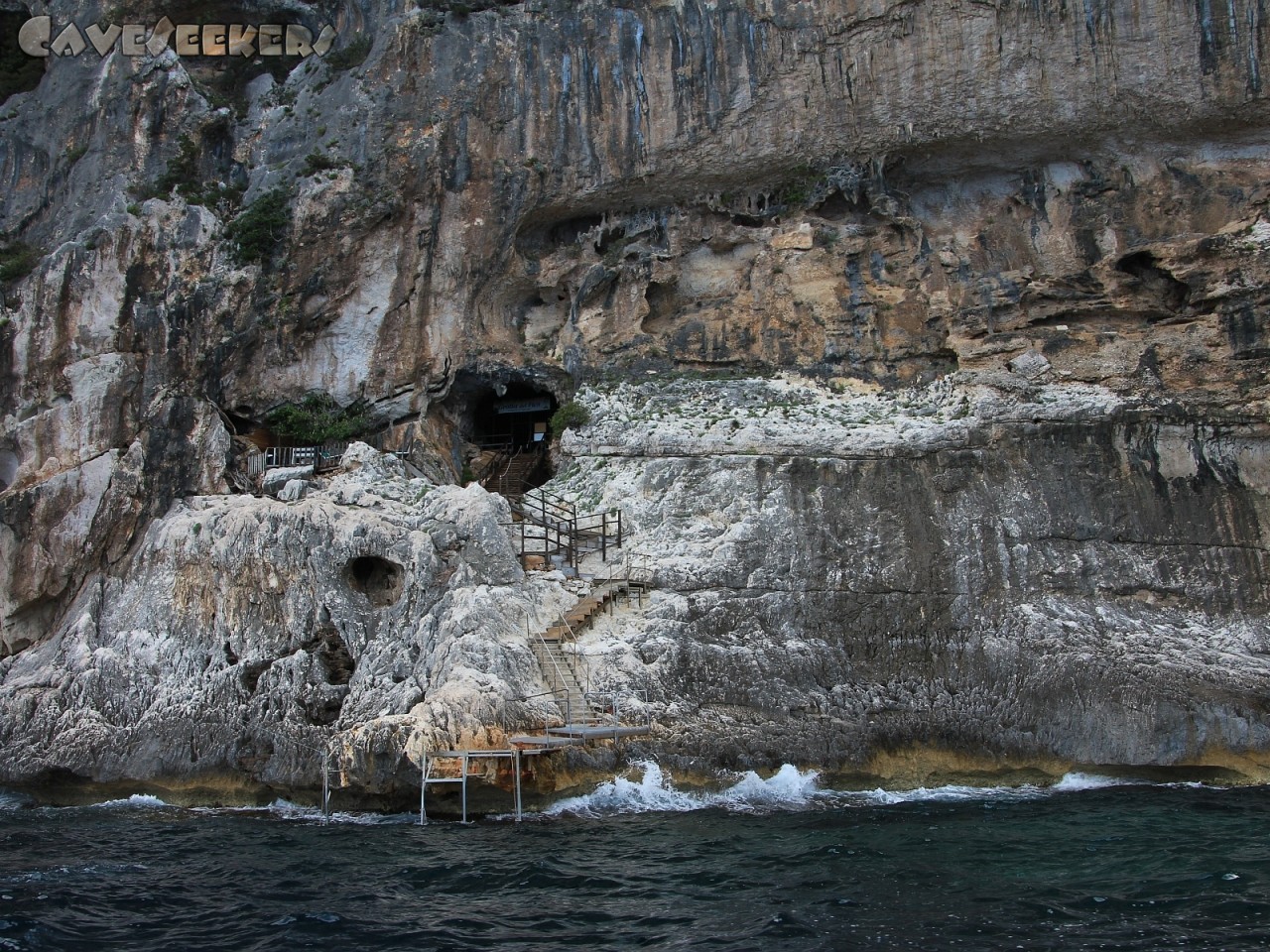 Grotta del Fico: Aus dem Wasser muss er kommen: Der Eingang.
