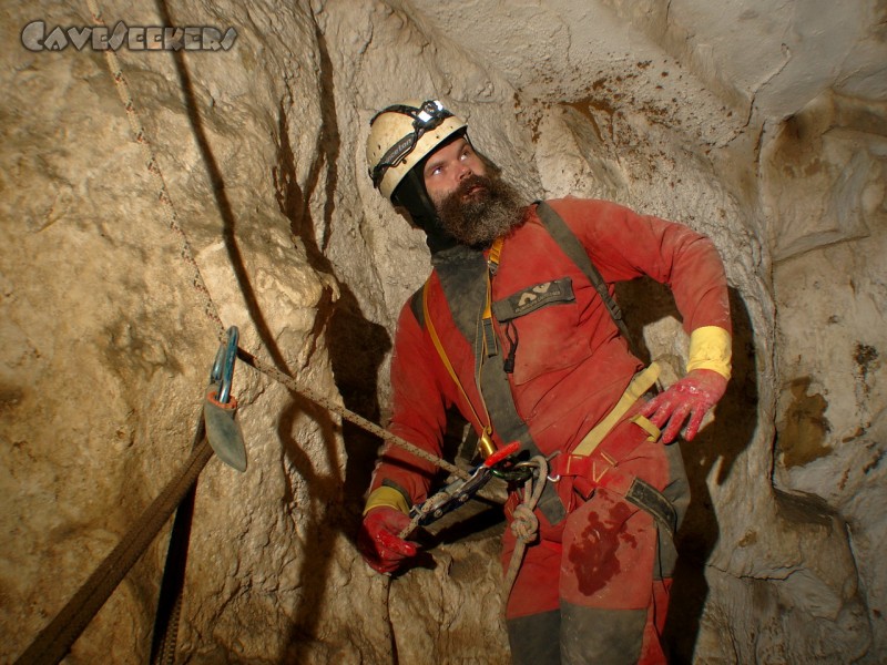 Grotte St-Barbe: Ein stolzer Vollbartträger mit Helm.