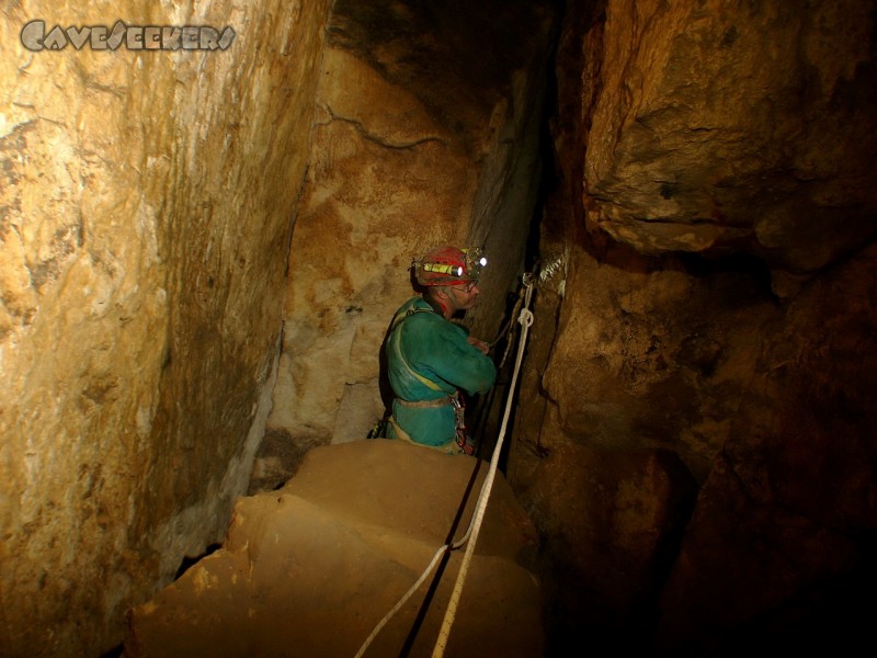 Grotte St-Barbe: Chefarzt Bunk vor der hohen Abseilstrecke.