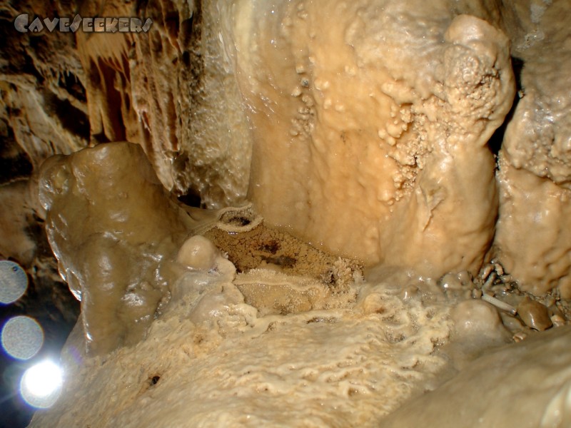 Grotte de Baume du Mont: Nur ein wenig klettern, und schon kann man so etwas fotografieren. Quasi umsonst.