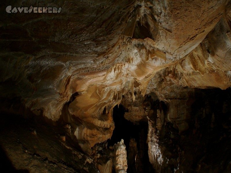 Grotte de Baume du Mont: Die große Halle - an der Decke entlang fotografiert. Beeindruckend.
