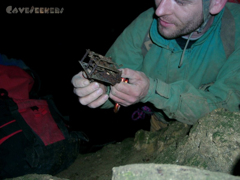Grundlose Grube: Herr Nehls auf Müllbeseitigungsmission. Die Uhr kann bestimmt wieder reparariert werden.