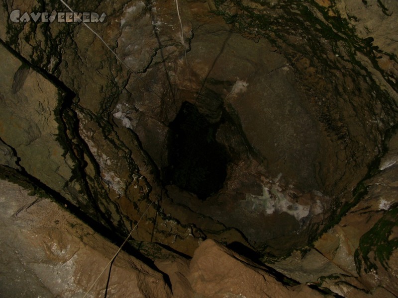 Grundlose Grube: Der Eingang von unten, also eigentlich der Ausgang