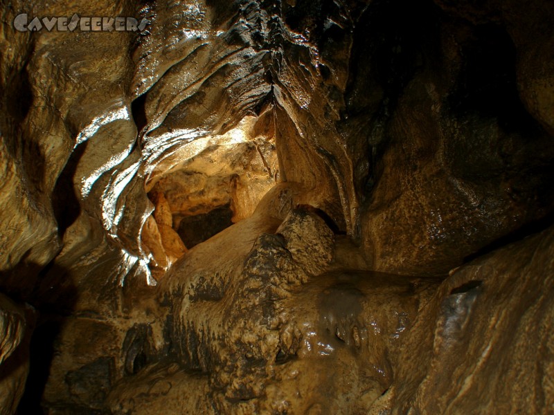 Gustav Jacob Höhle: Über diesen Sinterhaufen muss du kriechen - um in eine der wenigen Hallen des Lochs zu kommen. Hallen sind hier nicht die Norm. Eher schon die Ausnahme. Siehe Falki.