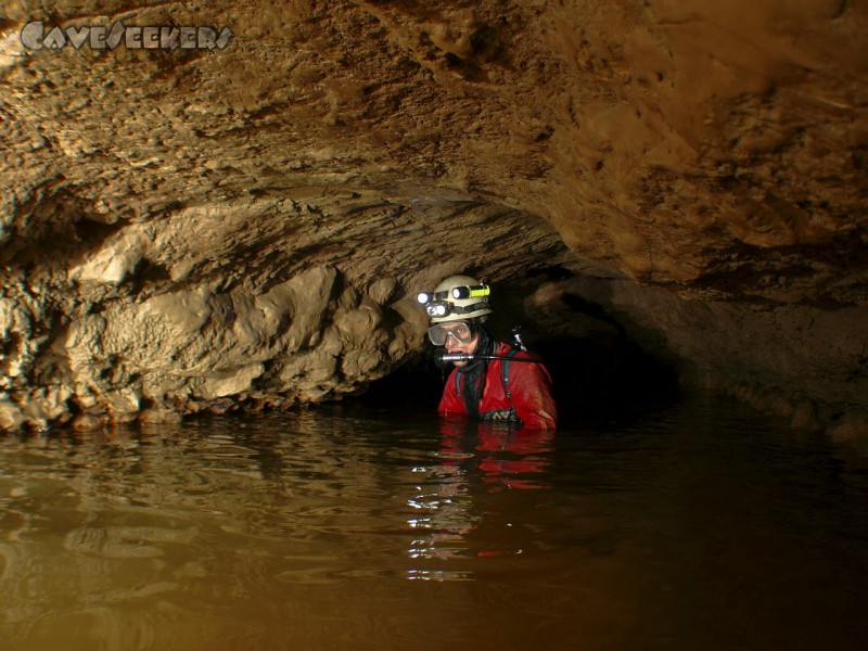 Heinzengrabenhöhle: Auf dem Weg zum ersten Siphon.
