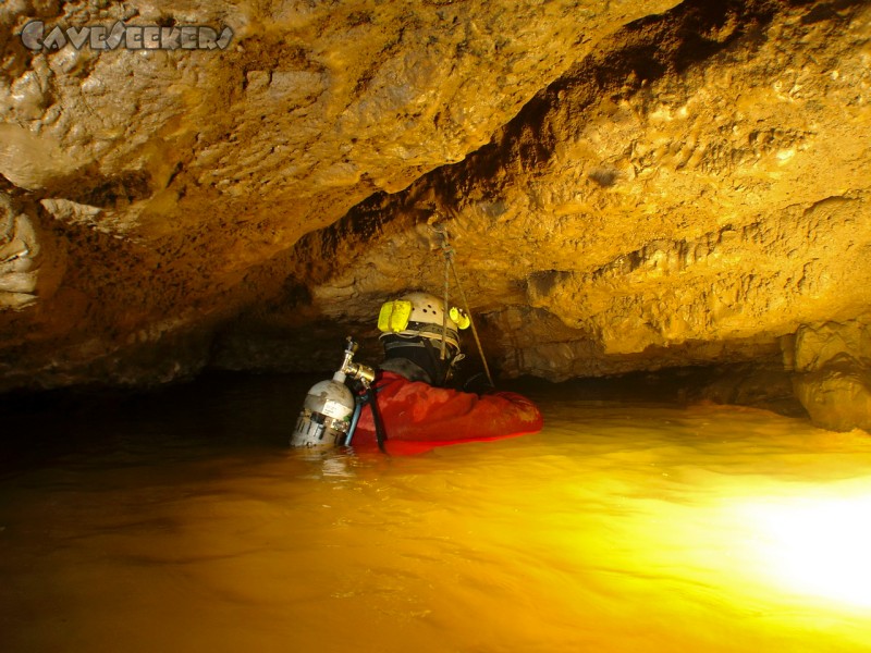 Heinzengrabenhöhle: Im ersten Siphon.