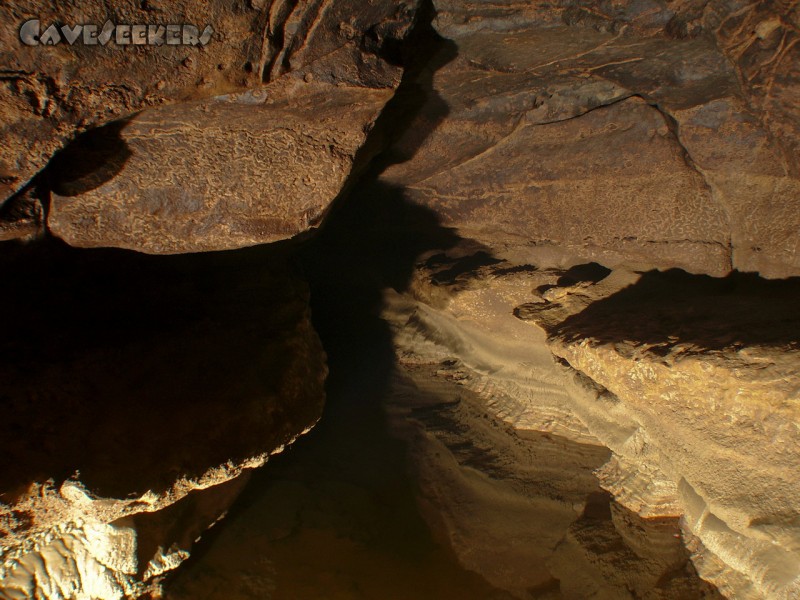 Heinzengrabenhöhle: Hinter dem ersten Siphon bleibt alles beim Alten. Zunächst.