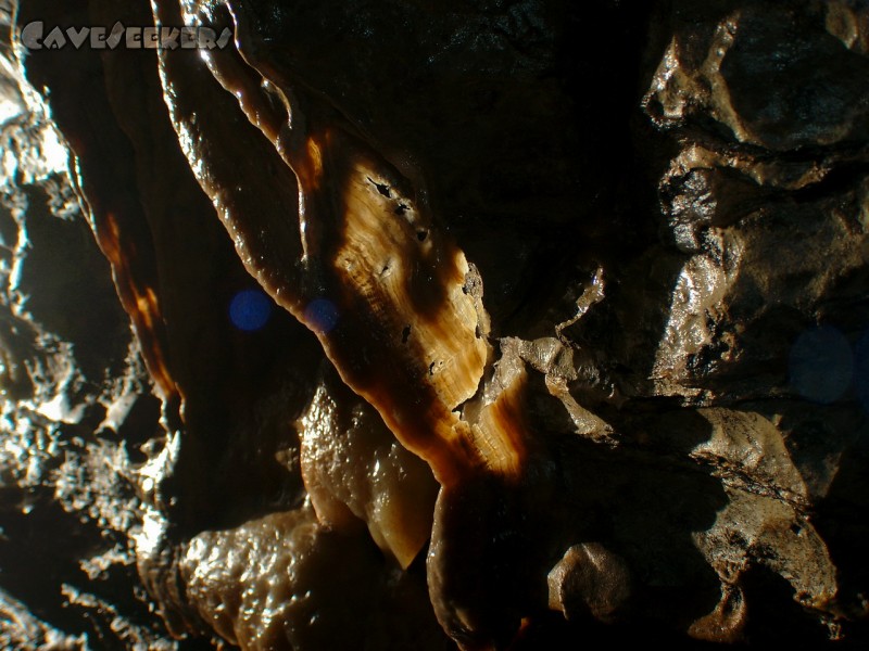 Heinzengrabenhöhle: Fette Sinterfahne. Zerbröckelt.