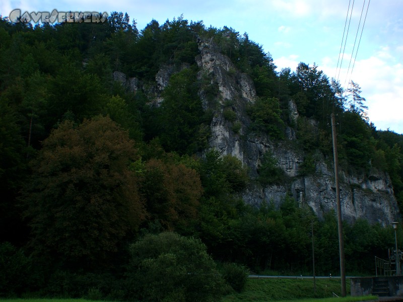 Helenenhöhle: In dieser schönen Wand befindet sich die nicht ganz so schöne Helenenhöhle. Leicht zu erkennen vom Wirtshaus gegenüber.