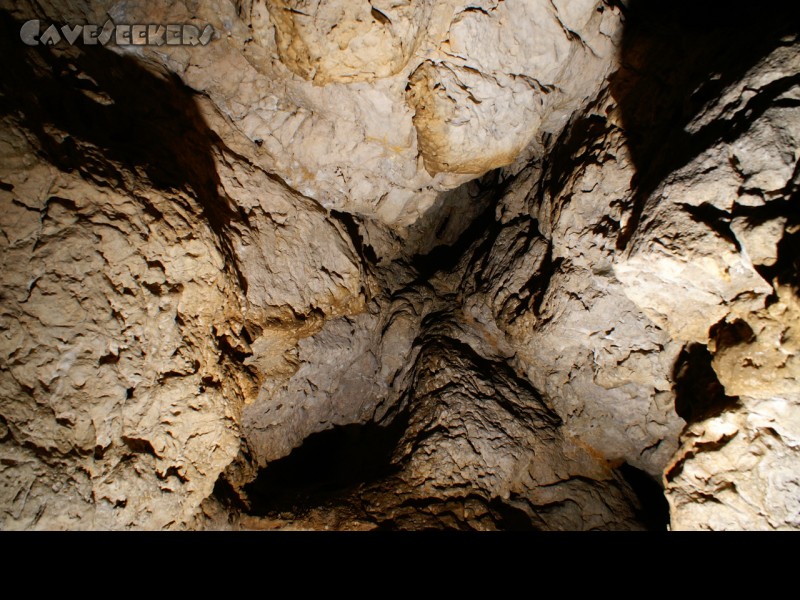 Hennerloch: Die berühmte Deckenimpression, immer wieder gern verwendet, wenn sich am Boden nichts Fotogenes mehr findet