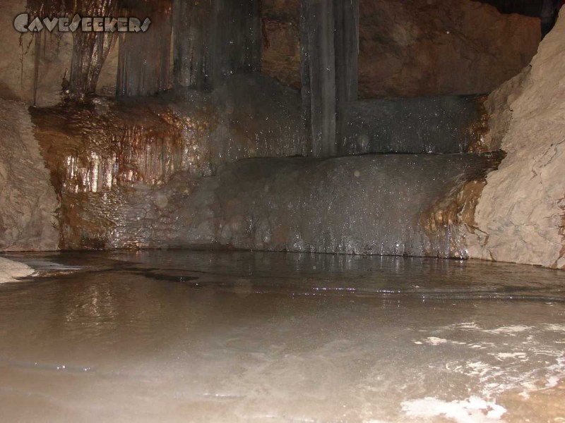 Hirlatzhöhle: ...durch einen gefrorenen Bach.