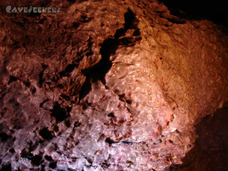 Hirlatzhöhle: Unwirkliche Farben auf dem Weg zum Siphon.