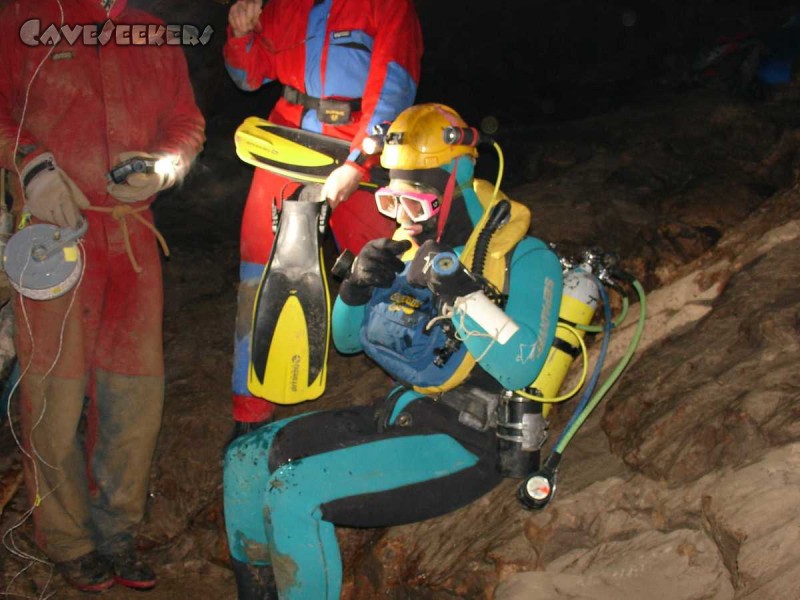 Hirlatzhöhle: Caveseeker reichen die Ausrüstung.
