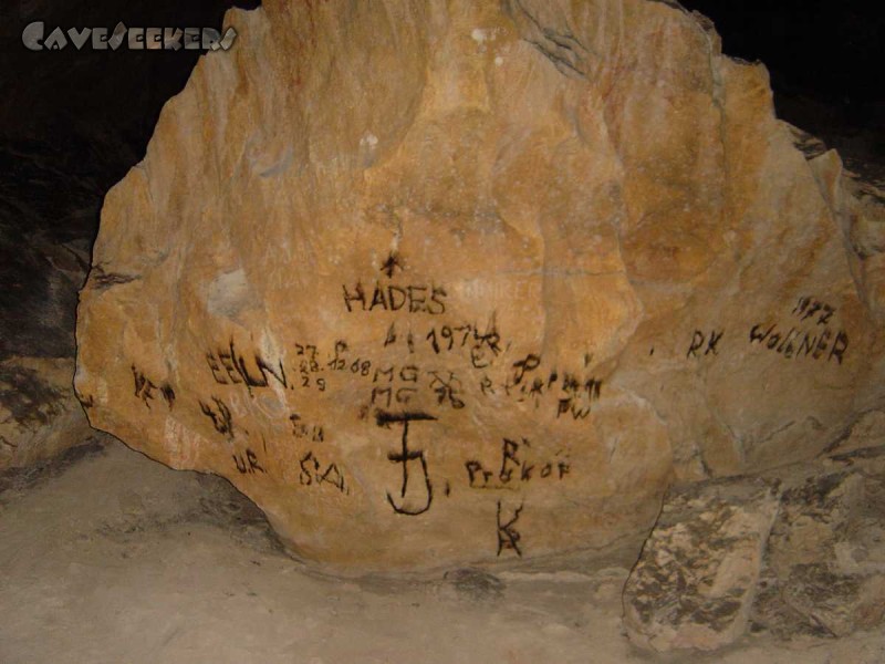 Hirlatzhöhle: Inschriften oberhalb des Sandgletschers.