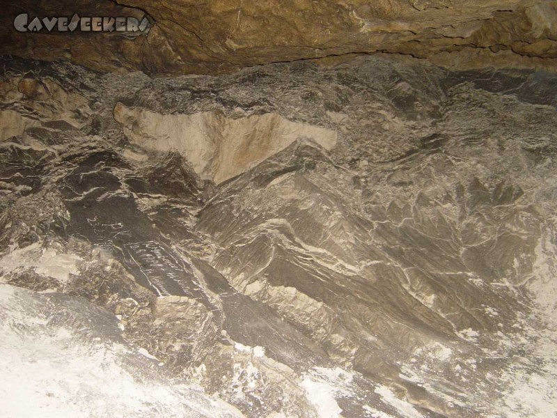 Hirlatzhöhle: Verewigungen der Höhlenwanderer kuzr vor dem Hallstätter Schlot.