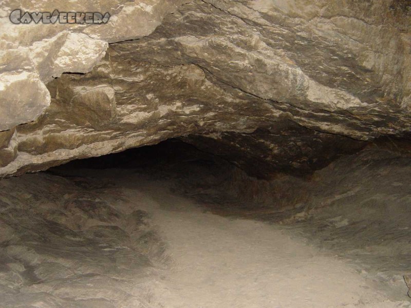 Hirlatzhöhle: Gangprofil auf dem Weg zum Biwak 2 im alten Teil.