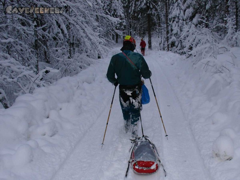 Hirlatzhöhle: Der Erschöpfung nah, der Schleifsack als Schlitten.
