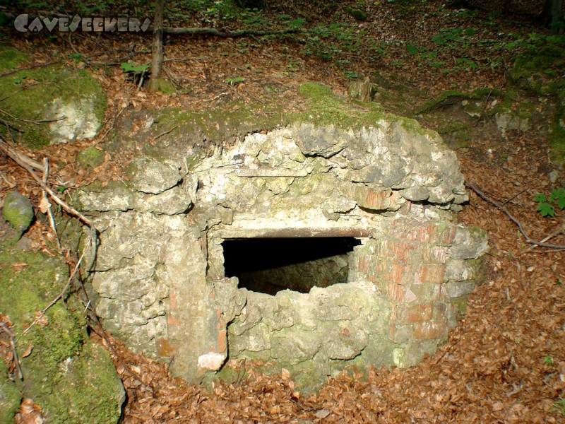 Höhgassen Höhle: Der Eingang. Kümmerlich vermauert.