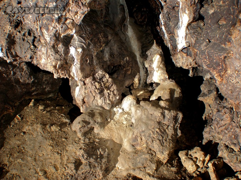 Höhgassen Höhle: Trotz der vielen Feuchtigkeit im Loch, existiert auch ein trockenes Plätzchen.