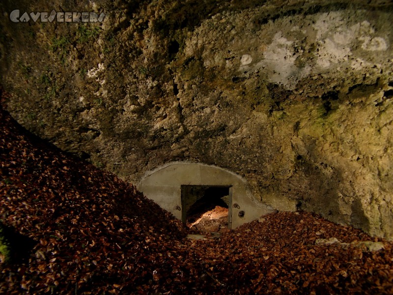 Höhle im Alten Graben: Der Eingang. Fröhlich vermauert.