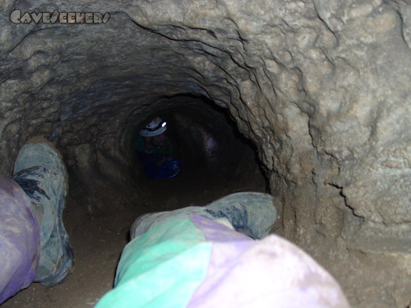 Höhle in Loch: Spassiger Kriechgang.